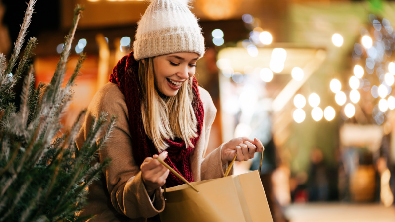 Ragazza con acquisto di Natale